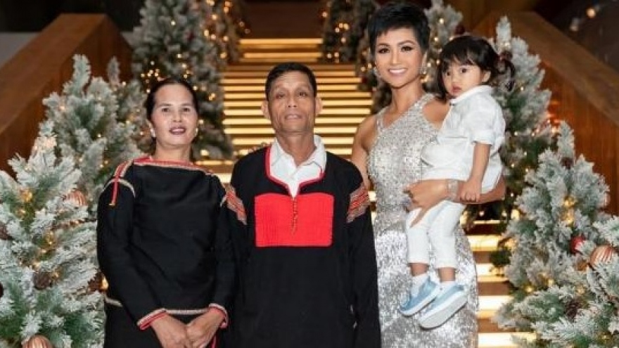 Hết xây nhà tiền tỷ, Hoa hậu H'Hen Niê tiếp tục mua xe hơi tặng ba mẹ