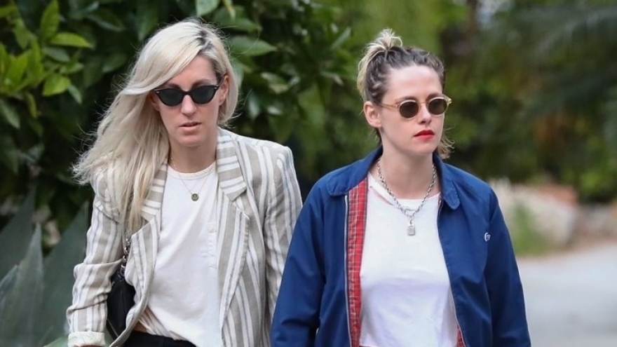 Kristen Stewart trang điểm đi chơi cùng bạn gái