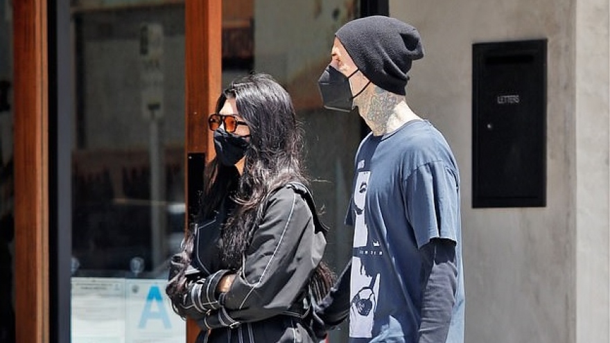 Kourtney Kardashian và bạn trai kém tuổi thể hiện tình cảm thân mật trên phố