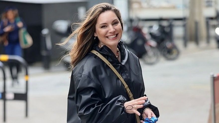 Kelly Brook tái xuất xinh đẹp trên phố sau khi làm tóc mới