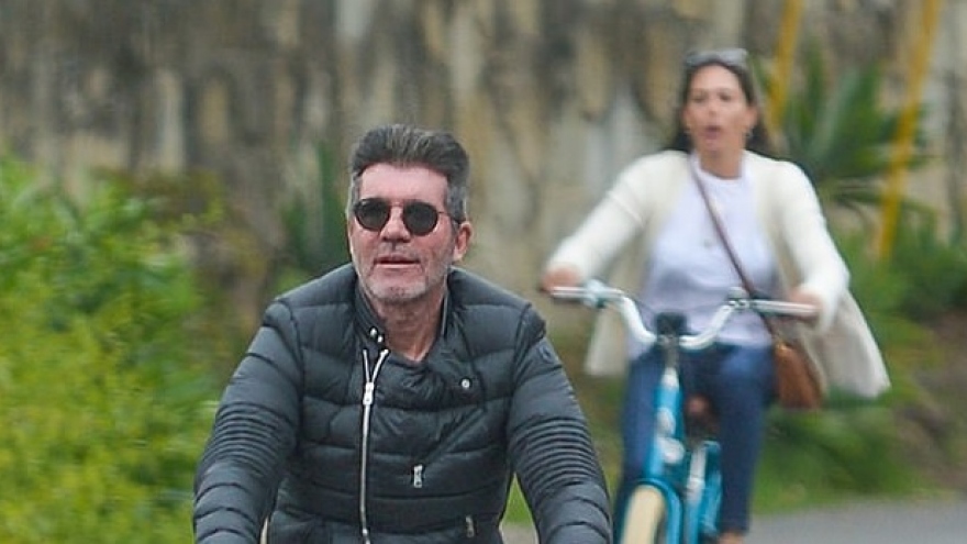 "Ông trùm" Simon Cowell vui vẻ đạp xe cùng bạn gái xinh đẹp ở California