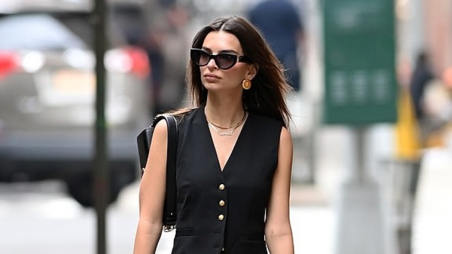 Emily Ratajkowski diện đầm bó khoe dáng thanh mảnh ra phố sau 1 tháng sinh con