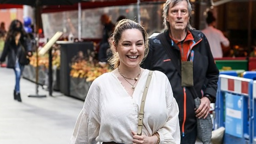 Cựu người mẫu Kelly Brook rạng rỡ đến phòng làm việc ở London