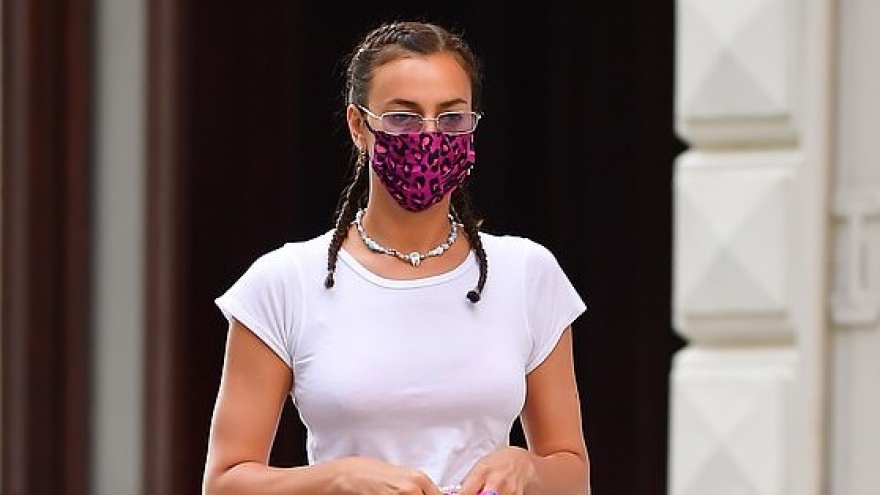 "Mẹ đơn thân" Irina Shayk diện croptop khoe eo thon ra phố cùng con gái cưng