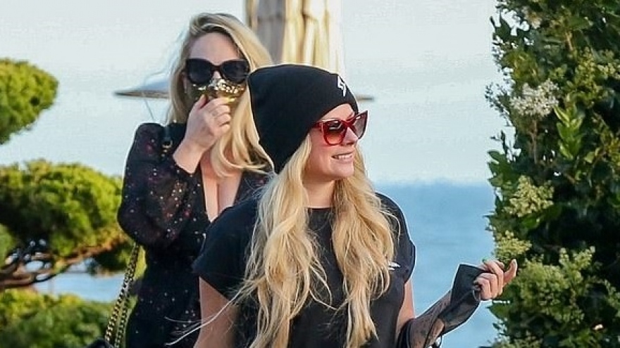 Avril Lavigne rạng rỡ đi ăn trưa cùng bạn bè dịp cuối tuần