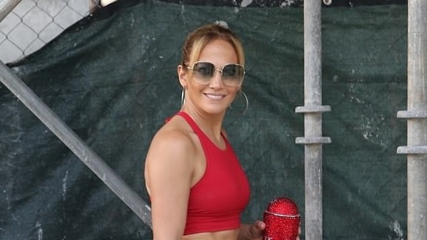 Jennifer Lopez khoe dáng "bốc lửa" tại phòng tập gym ở Miami