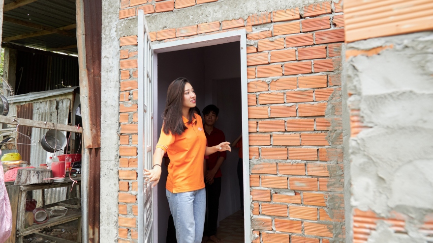 Á hậu Kim Duyên trao nhà tình thương cho học sinh nghèo vượt khó tại Long An