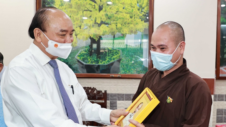 Chủ tịch nước Nguyễn Xuân Phúc tiếp các chức sắc tôn giáo tại huyện Hóc Môn