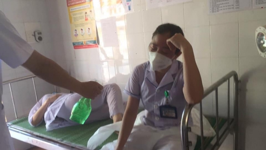 Ba nữ nhân viên y tế ở Thuận Thành kiệt sức đến ngất xỉu khi chống dịch Covid-19