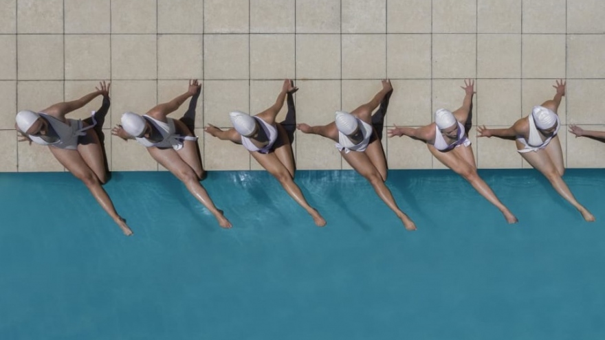 Ngỡ ngàng trước khả năng tạo hình của các nữ vận động viên bơi nghệ thuật