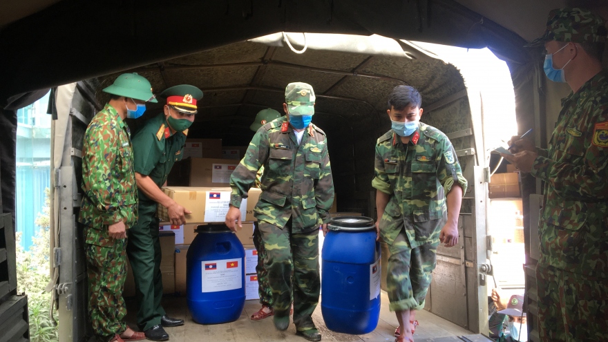 Việt Nam cử chuyên gia và hỗ trợ vật tư y tế giúp Bộ Quốc phòng Lào chống dịch