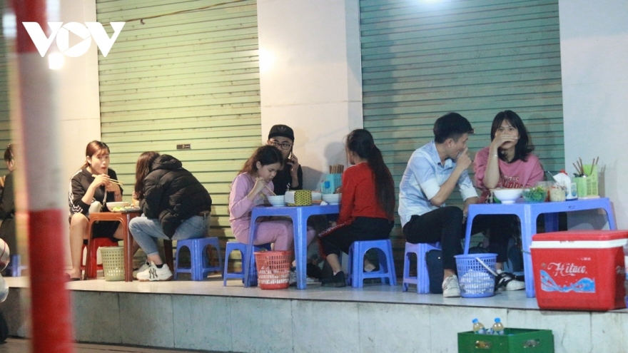 Từ 17h chiều 3/5, Hà Nội tạm dừng hoạt động đối với quán ăn đường phố, trà đá vỉa hè