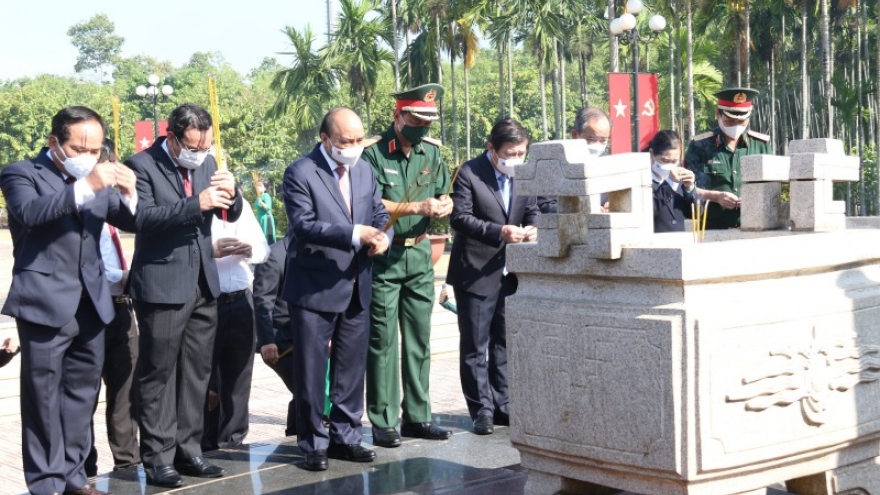 Chủ tịch nước dâng hương tưởng niệm Chủ tịch Hồ Chí Minh và các Anh hùng liệt sĩ