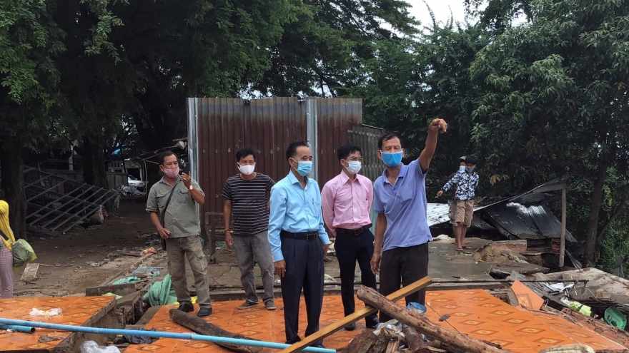 Hội Khmer -Việt Nam cứu trợ khẩn cấp các hộ dân bị mất nhà cửa do bị sạt lở đất