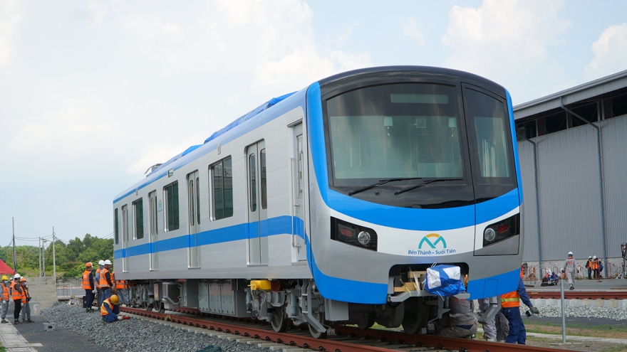 Đoàn tàu Metro 1 được lắp đặt lên đường ray tại depot Long Bình