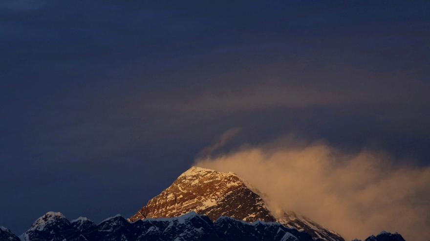 Trung Quốc dựng “dải phân cách” trên đỉnh Everest để ngăn Covid-19 từ Nepal