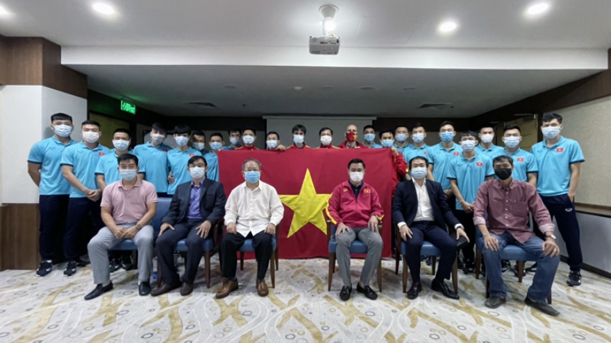 Lãnh đạo Đại sứ quán Việt Nam tại UAE tới thăm ĐT Futsal Việt Nam
