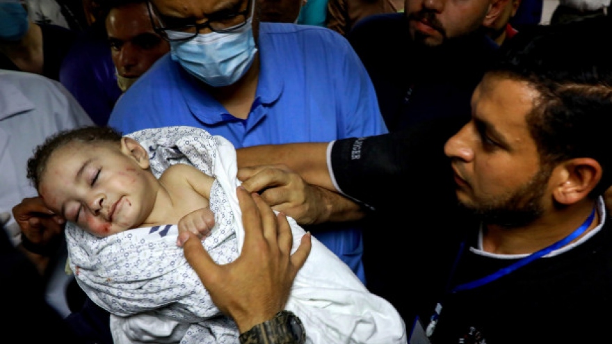 Ám ảnh em bé được cứu khỏi đống đổ nát sau cuộc không kích của Israel