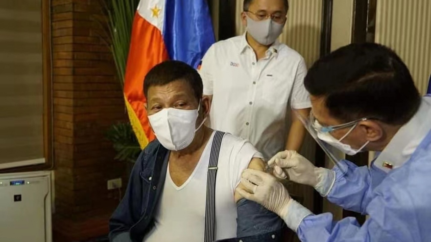 Tổng thống Philippines tiêm vaccine Covid-19 Sinopharm của Trung Quốc