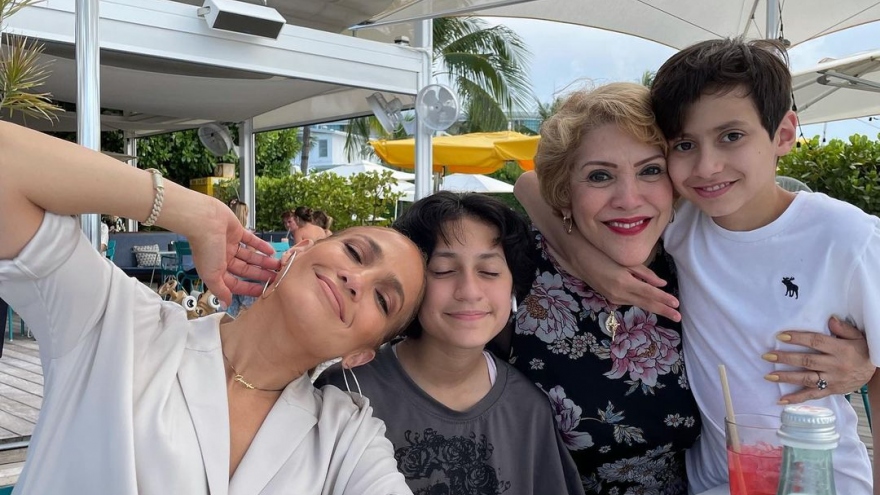 Jennifer Lopez hạnh phúc bên gia đình trong Ngày của Mẹ