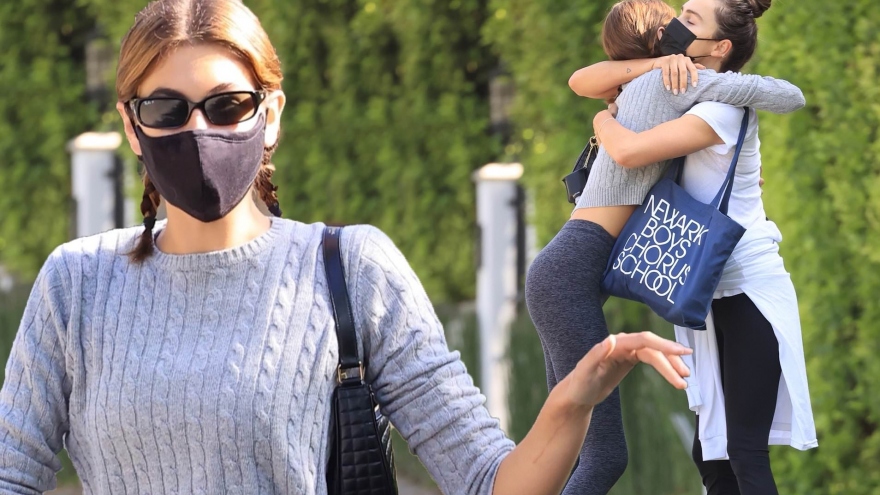 Kaia Gerber tết tóc hai bên điệu đà ra phố