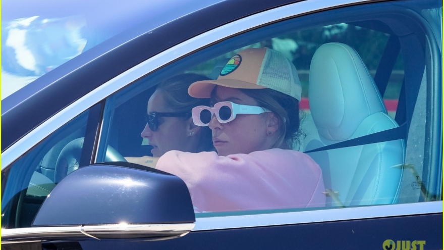 Lady Gaga diện đồ thể thao, lái siêu xe đi ăn trưa cùng bạn thân