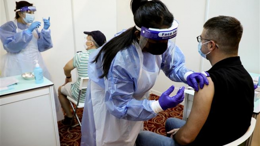 Malaysia đẩy nhanh tiêm vaccine giữa lúc số ca Covid-19 tăng kỷ lục