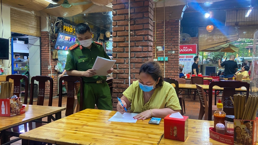 Các quán bia ở Hà Nội tuân thủ quy định phòng dịch Covid-19