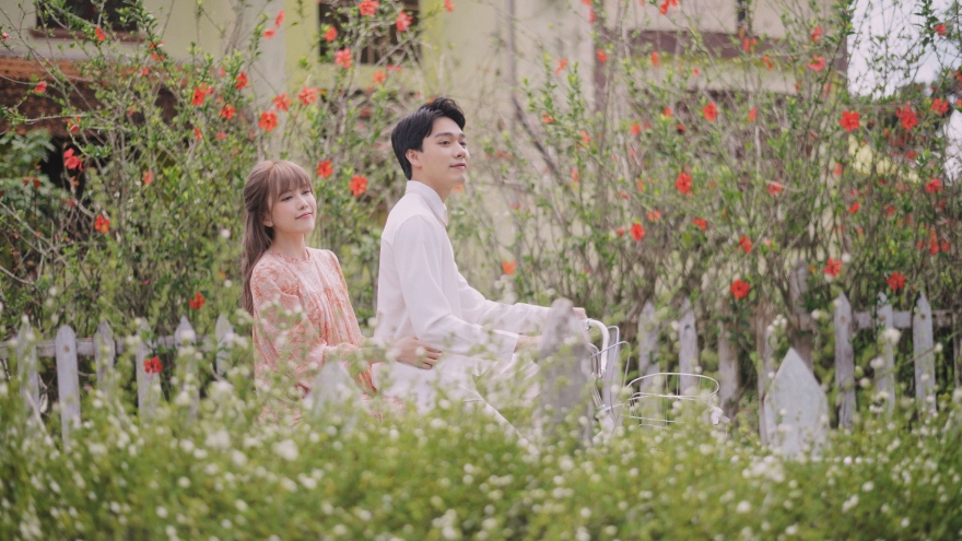 Thiều Bảo Trâm hát nhạc tỏ tình, bám đuôi trai đẹp trong MV "Love Rosie"