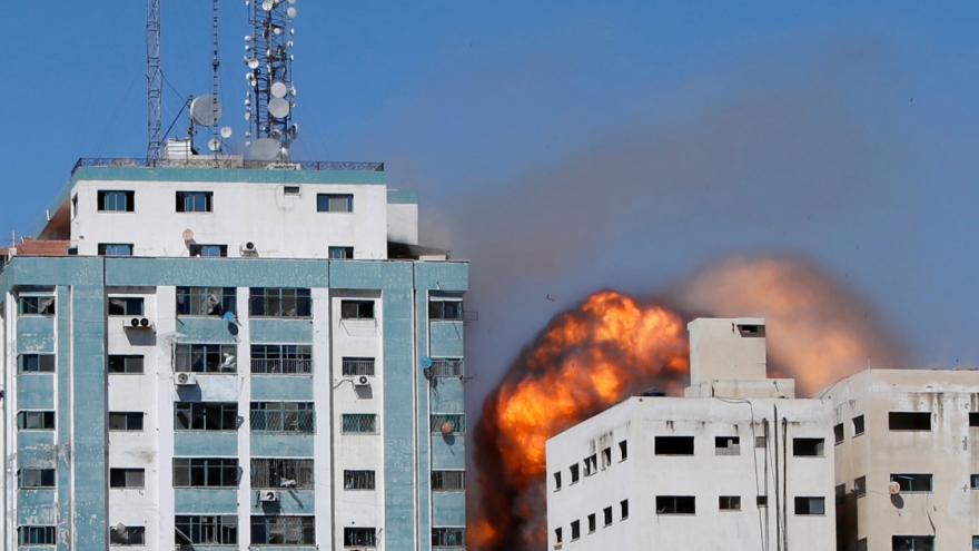 Tòa nhà văn phòng của các hãng truyền thông ở Dải Gaza trúng tên lửa của Israel