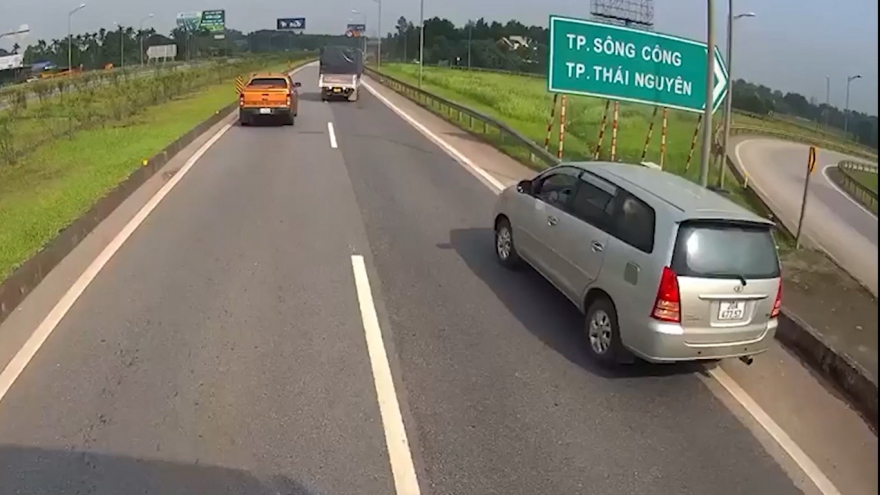 Lại xuất hiện "quái xế" lùi xe Innova trên cao tốc Hà Nội - Thái Nguyên
