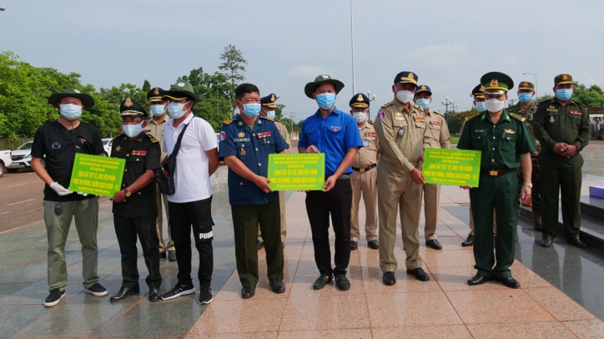 Tuổi trẻ Bình Phước hỗ trợ vật tư y tế phòng chống dịch Covid-19 cho Campuchia