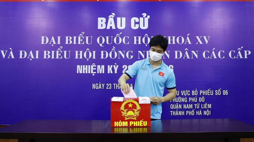 Các cầu thủ ĐT Việt Nam và U22 Việt Nam hào hứng đi bầu cử