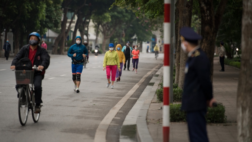 Người dân Hà Nội tạm dừng tập thể dục tại khu vực công cộng, vườn hoa, công viên