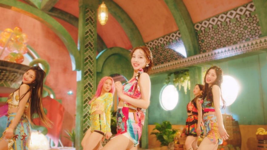 Twice "nhá hàng" 10 giây gây nghiện trong MV tràn ngập màu sắc mùa hè "Alcohol-free"