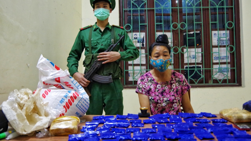 Bắt quả tang nữ quái mua bán trái phép 12.000 viên ma tuý tổng hợp ở Điện Biên