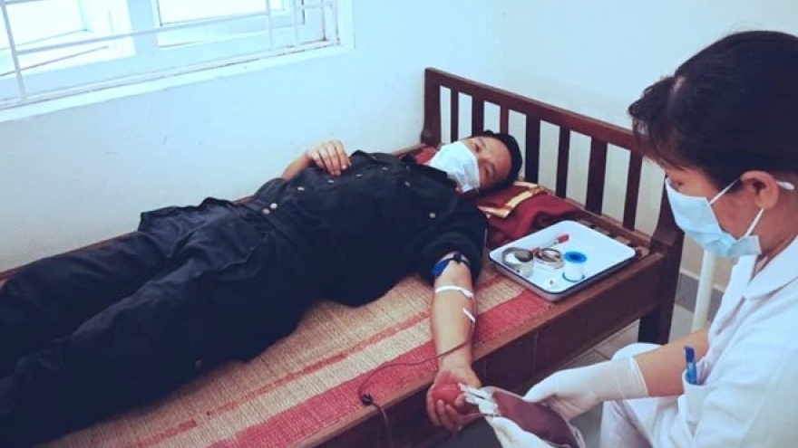 Tặng Bằng khen 2 chiến sĩ công an hiến máu cứu trẻ em trong vùng dịch