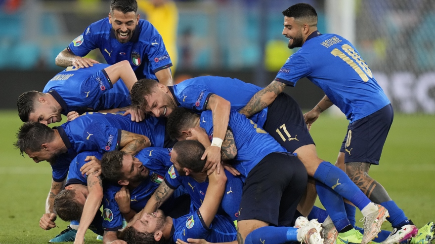 Thắng 3 sao trước Thụy Sĩ, Italia trở thành đội đầu tiên vượt qua vòng bảng tại EURO 2021