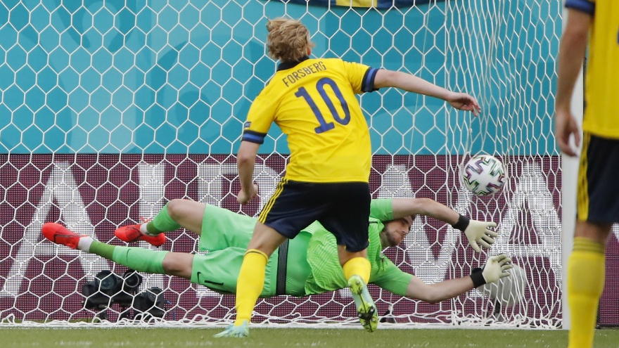 Forsberg lập công trên chấm 11m, Thụy Điển thắng tối thiểu Slovakia