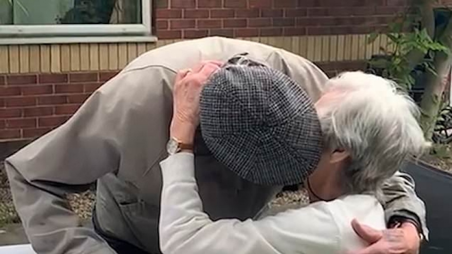 Xúc động cảnh cặp song sinh 94 tuổi ôm chầm lấy nhau sau 1 năm xa cách do Covid-19