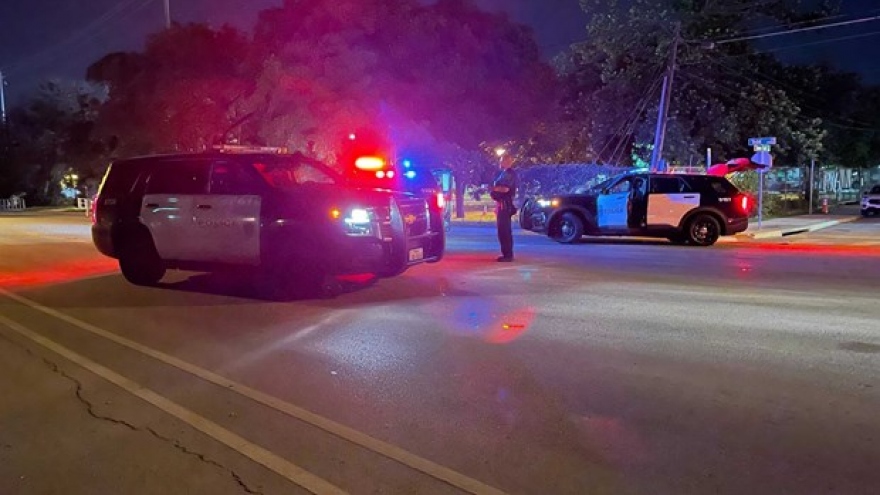 Cảnh sát Mỹ truy tìm 2 kẻ tình nghi trong vụ xả súng khiến 14 người bị thương ở bang Texas