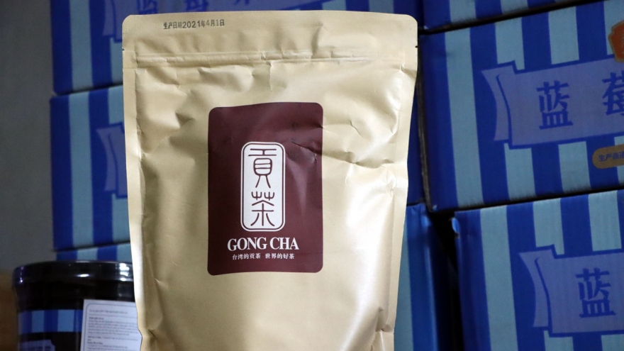 Kinh hoàng phát hiện nguyên liệu trà sữa “bẩn” giả Royal Tea, Gongcha