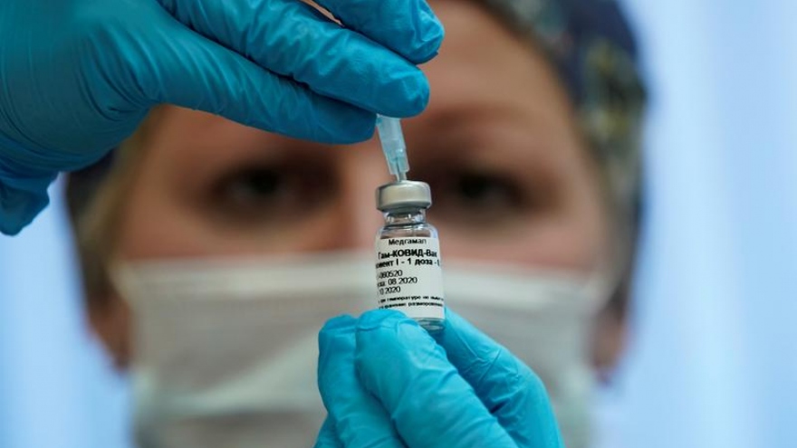 Nguồn cung vaccine Covid-19 dư thừa, tốc độ tiêm phòng ở Nga vẫn diễn ra chậm chạp