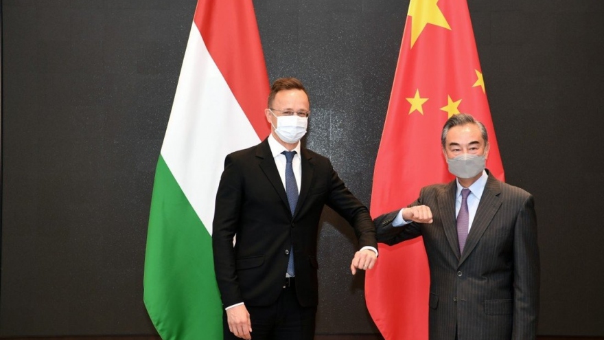 Nhận “thẻ vàng”, Trung Quốc tăng cường nỗ lực lôi kéo châu Âu