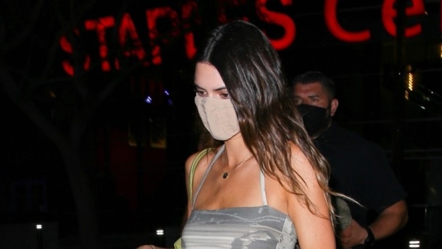 Kendall Jenner phô dáng "bốc lửa" ra phố lúc tối muộn