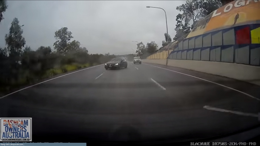 Mercedes-AMG C63 S trượt khỏi đường khi hãm phanh