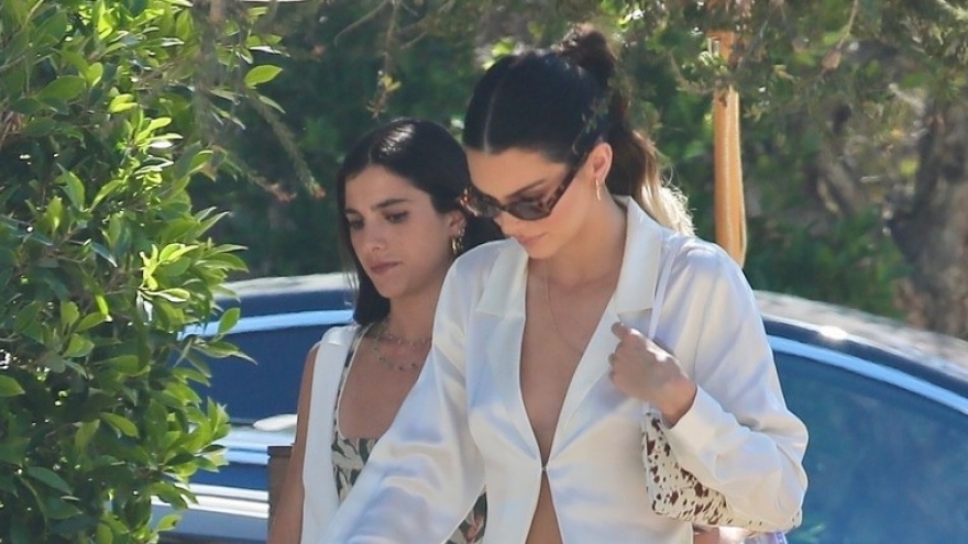 Kendall Jenner diện blazer gợi cảm đi ăn trưa cùng bạn bè sau khi xác nhận đang hẹn hò