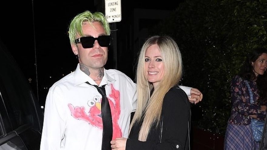 Avril Lavigne hẹn hò lãng mạn cùng bạn trai ở Santa Monica
