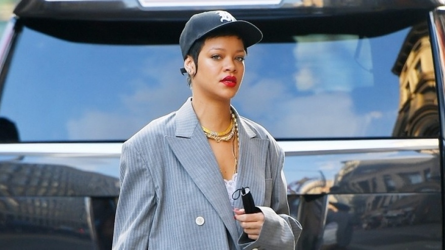 Rihanna phối đồ trẻ trung đến dự cuộc họp kinh doanh ở New York