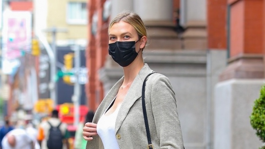 Siêu mẫu Karlie Kloss diện suit thanh lịch đến dự cuộc họp kinh doanh